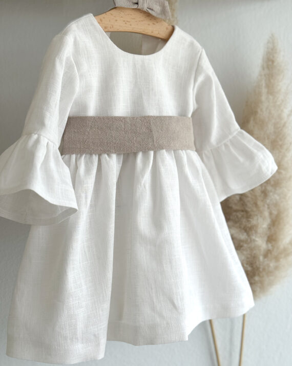 Lanena haljina za krštenje Jana izrađena u bijelom lanu s bež pojasom.