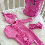 Komplet za novorođenče u rozoj boji.