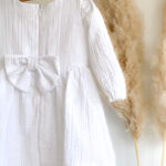 Muslin mašna na leđima muslin haljine za krštenje.