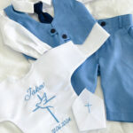 Odijelo za krštenje u plavoj boji.