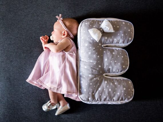 Jastuk slovo - ukrasni jastuk s početnim slovom imena djeteta.