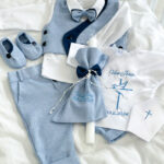 Odijelo za krštenje u plavoj boji i personalizirana svijeća i krsna košuljica.